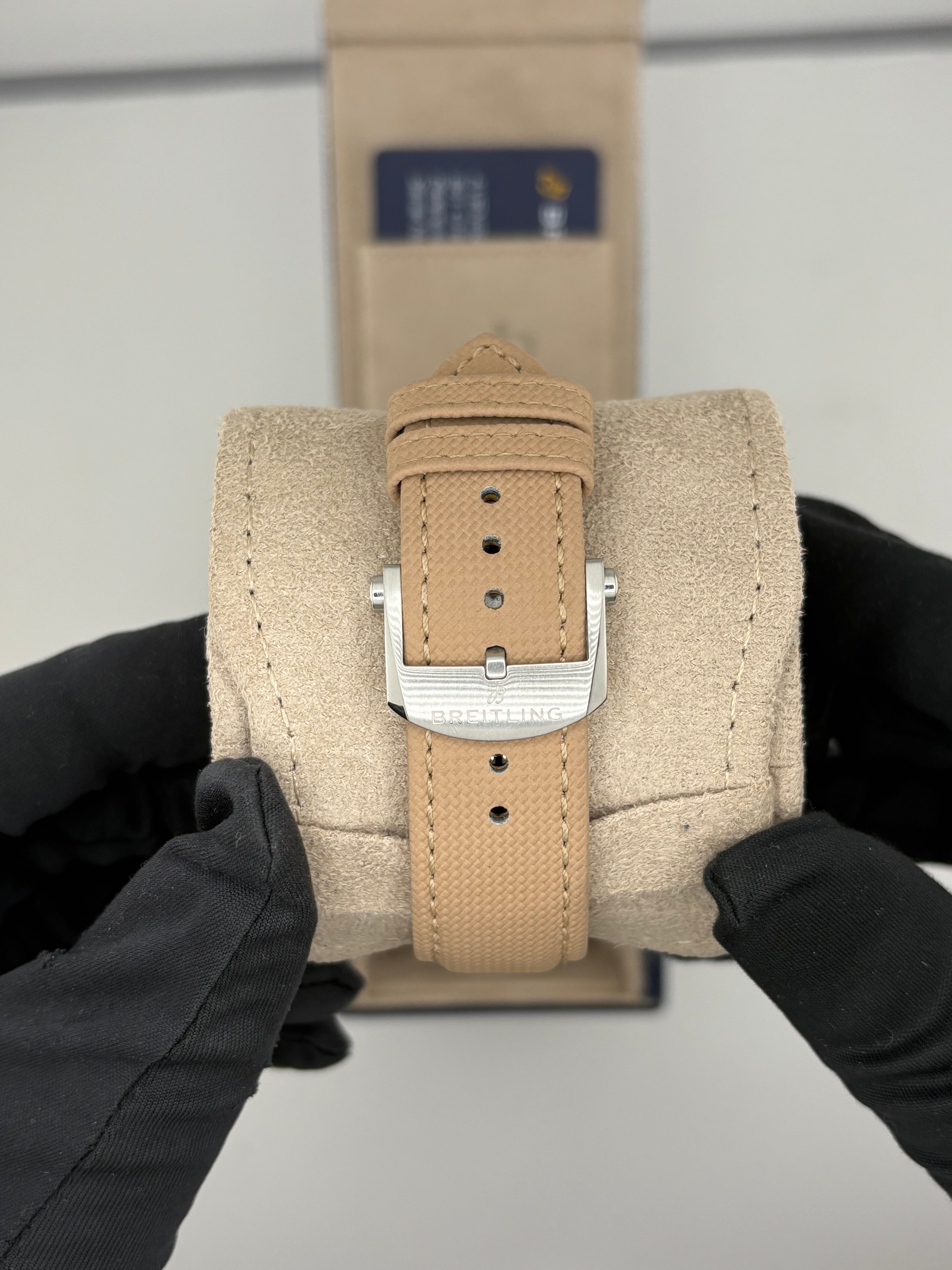 Breitling Avenger B01