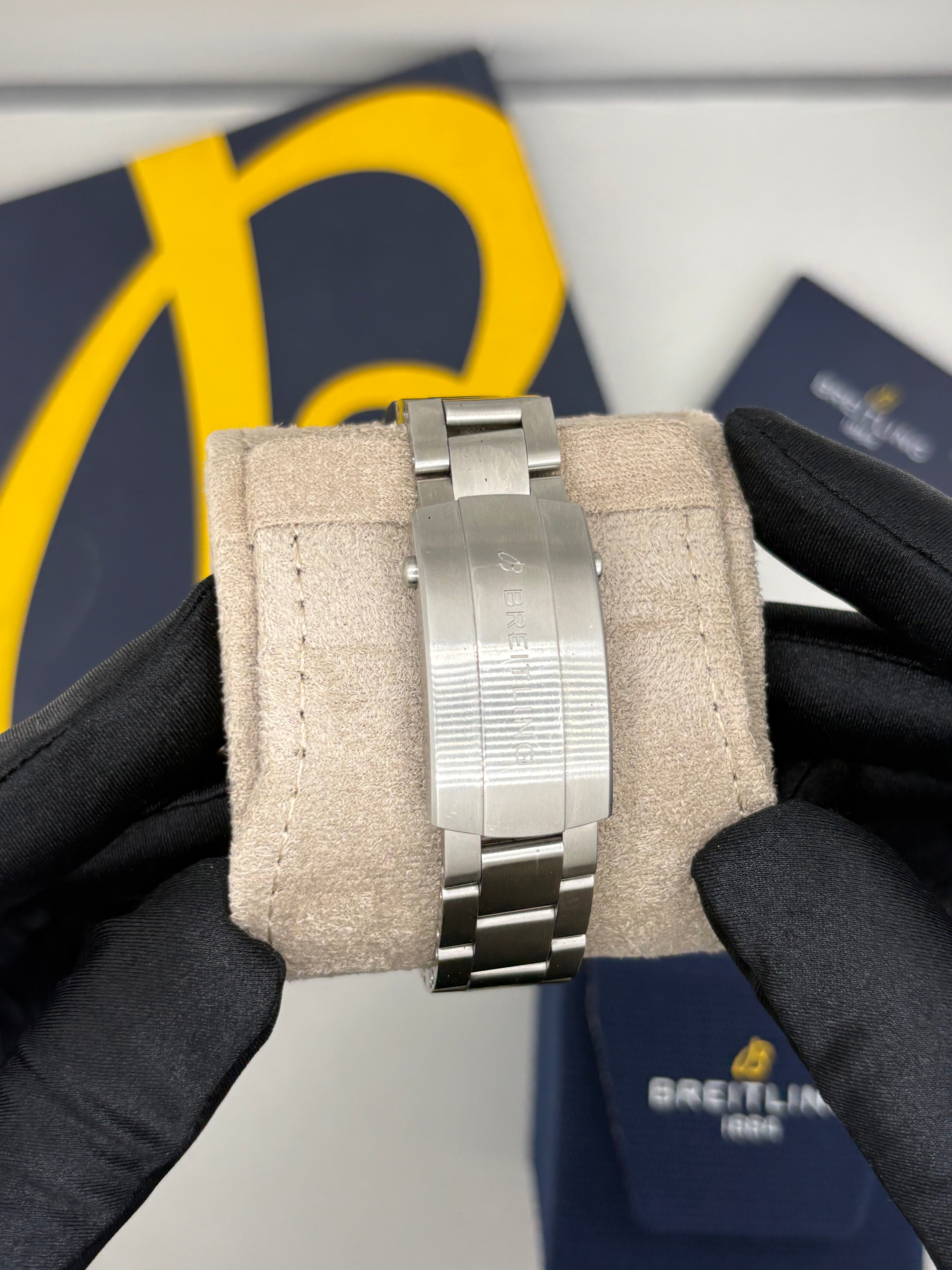Breitling Avenger B01