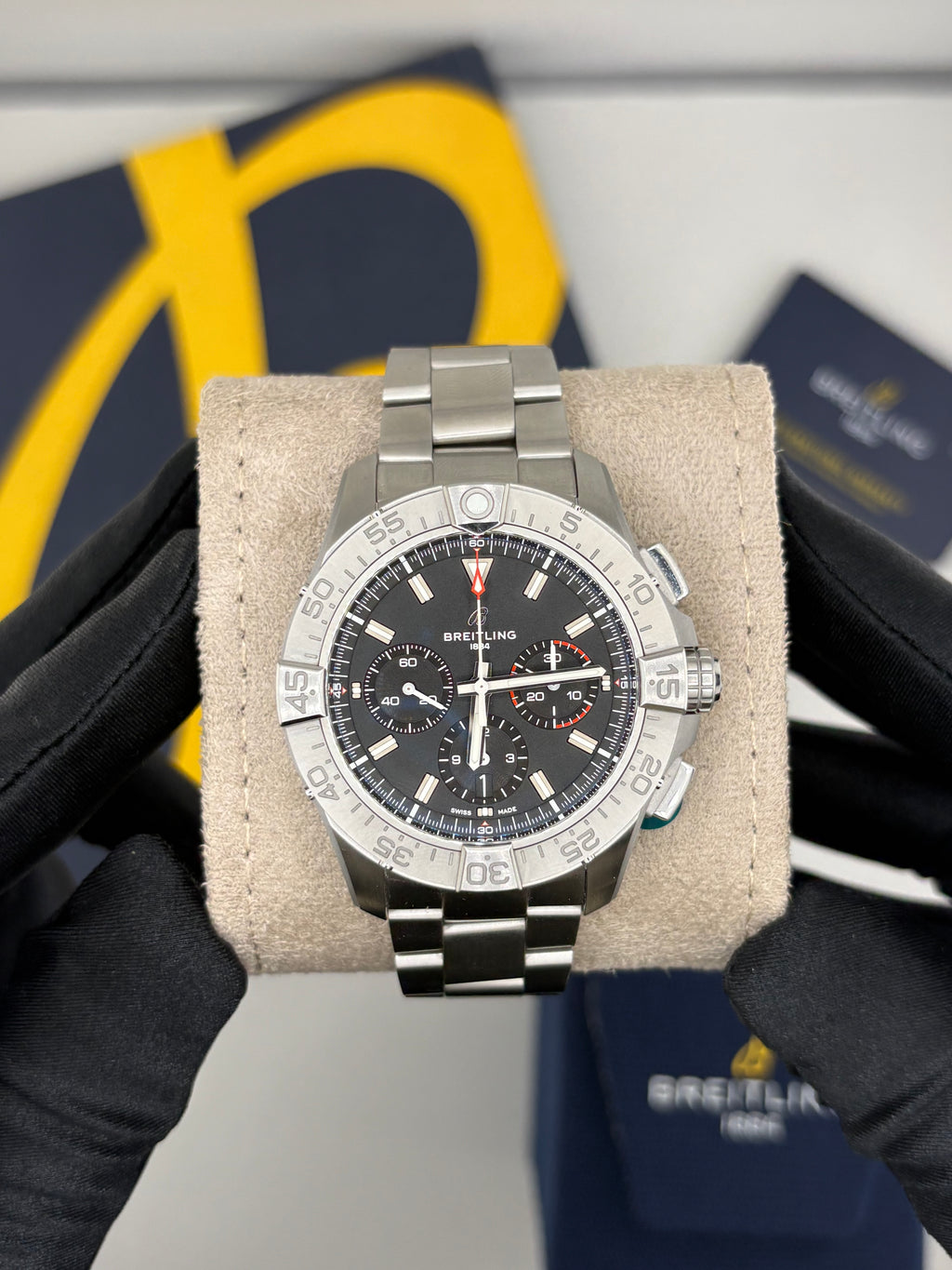 Breitling Avenger B01