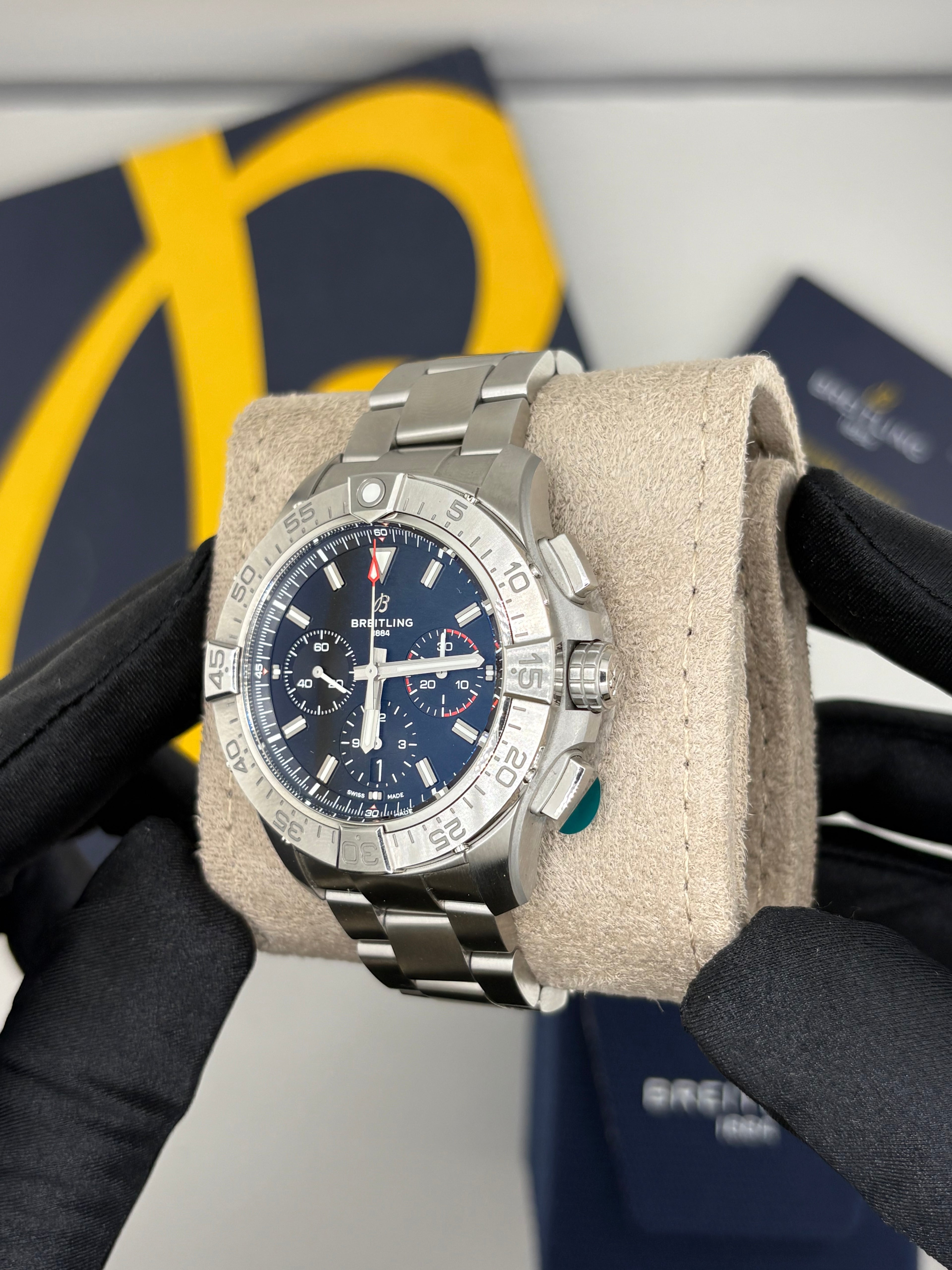 Breitling Avenger B01