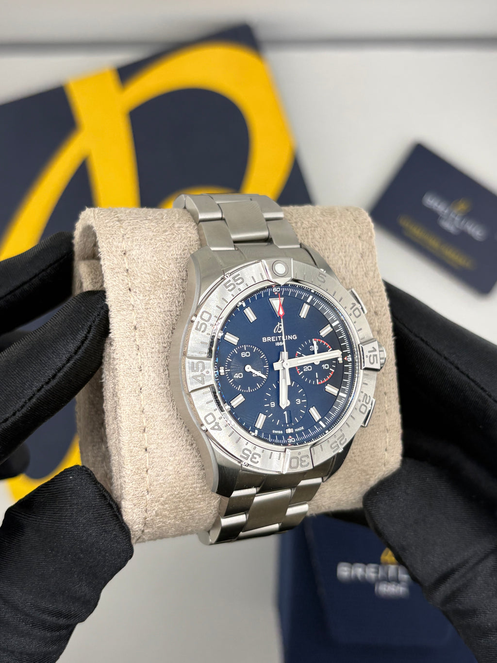 Breitling Avenger B01