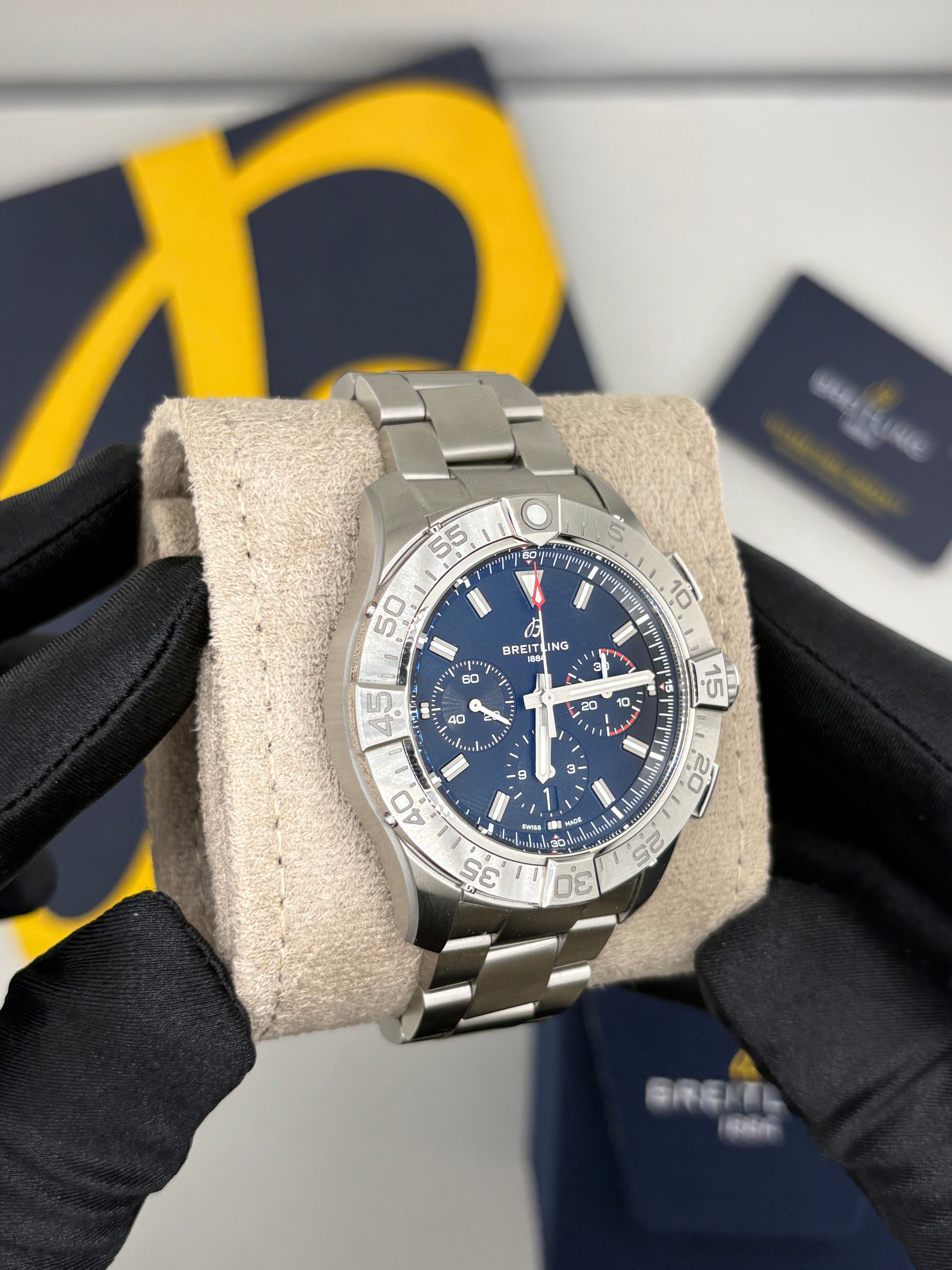 Breitling Avenger B01